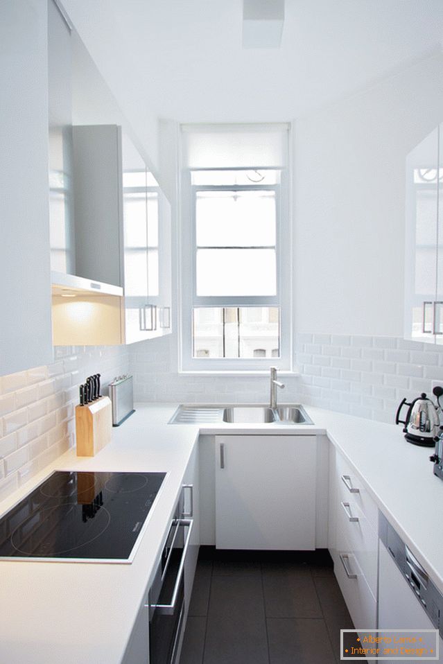 Erhöhen Sie den Raum der Küche im Stil des Minimalismus