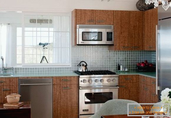 Glasfliesen und Countertops in der Küche