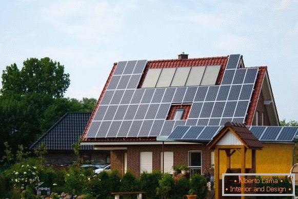 Haus mit Sonnenkollektoren für autonome Elektrizität