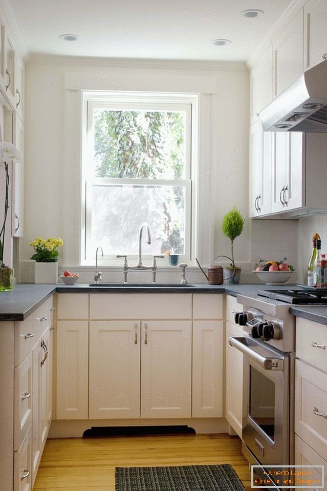 Kücheninnenraum in der weißen Farbe