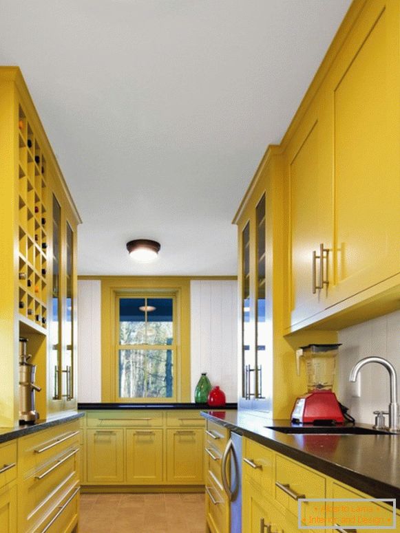 Küche mit hellen gelben Möbeln