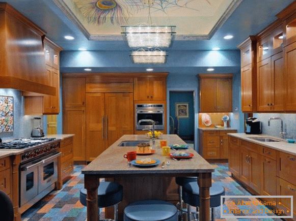Stilvolle Küche in blauer und brauner Farbe