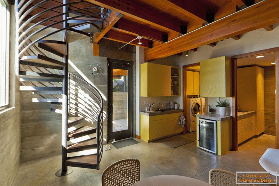 Ein stilvoller moderner Kücheinnenraum mit einer Wendeltreppe
