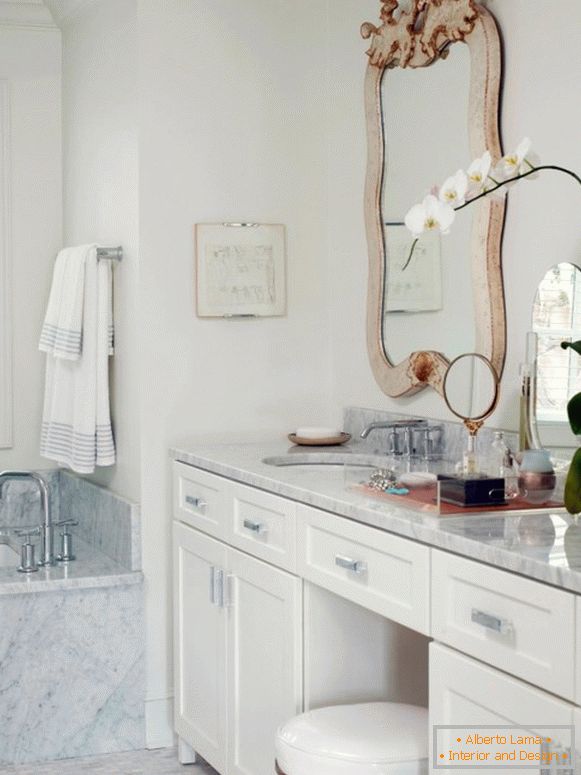 Weiße Möbel und Marmor im Design des Badezimmers