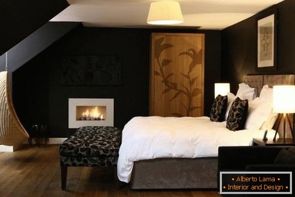 Schönes Schlafzimmer mit schwarzer Tapete und Hängesessel