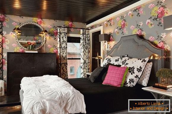 Romantisches Schlafzimmerdesign mit schwarzen Elementen