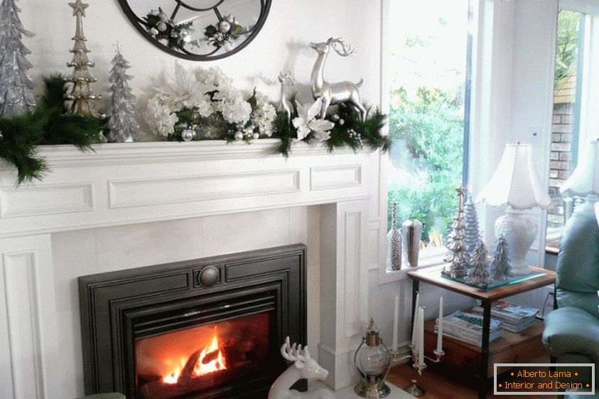 Weiß-Silber-Dekoration des Wohnzimmers mit einem Kamin für das neue Jahr