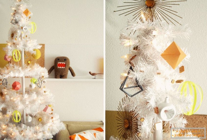 Weihnachtsbaum mit Papierspielzeug