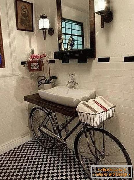 Fahrrad im Badezimmerinnenraum