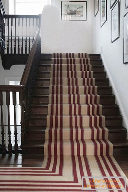 Gestreifter Teppich mit Ihren eigenen Händen für Treppenhausdekoration