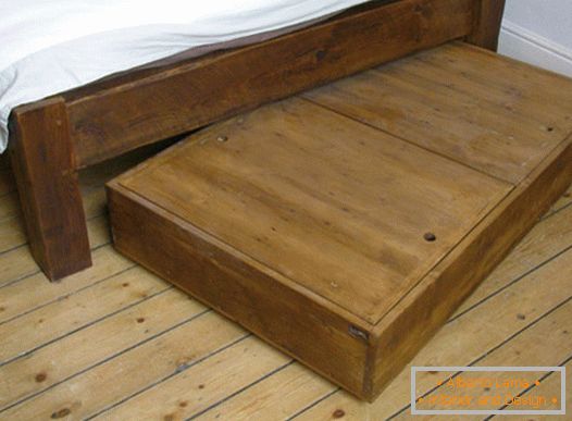 Holzkiste unter dem Bett