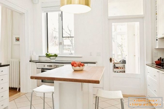 Stilvolle Insel in einer kleinen weißen Küche