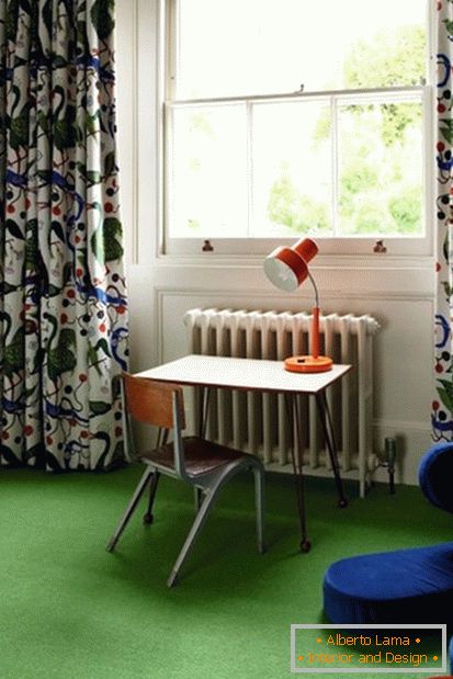 Helle Farben und ungewöhnliche Vorhänge im Kinderzimmer für den Jungen