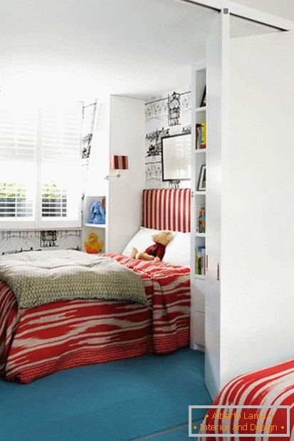 Ein schönes rotes Kinderzimmer für einen Jungen