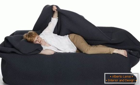 Couch mit einer großen Abdeckung