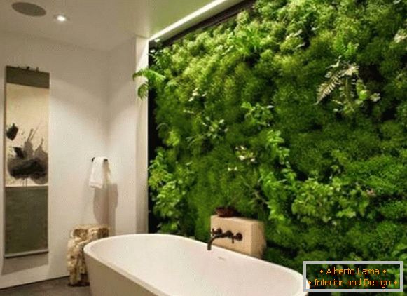 Grüne Wand im Badezimmerdesign