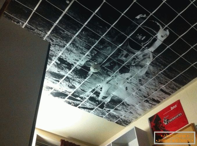 Das Bild des Kosmonauten an der Decke