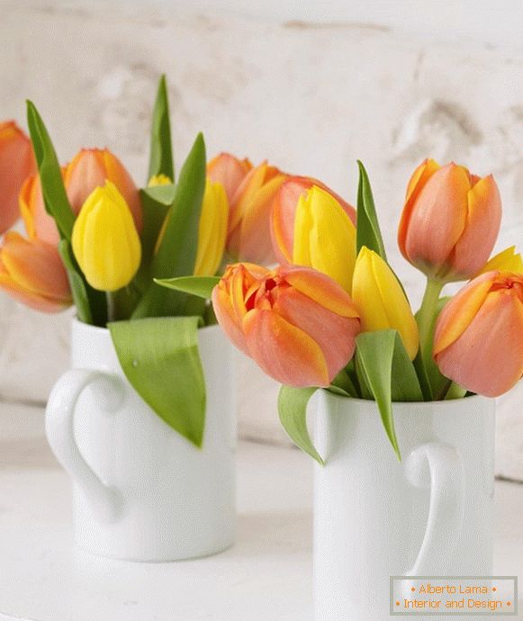 Tulpen in weißen Tassen