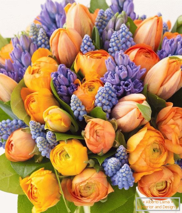 Blumenstrauß aus orange und lila Blumen