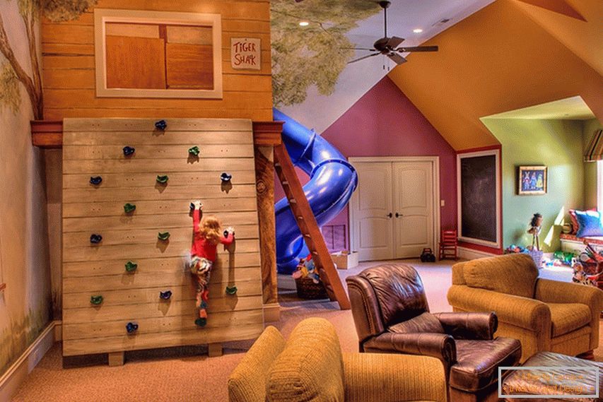 Ein Baumhaus mit Abenteuern im Kinderzimmer