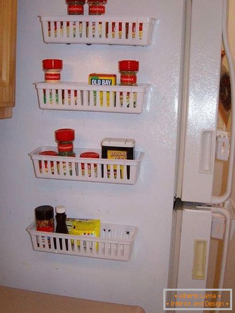 Magnetkörbe am Kühlschrank