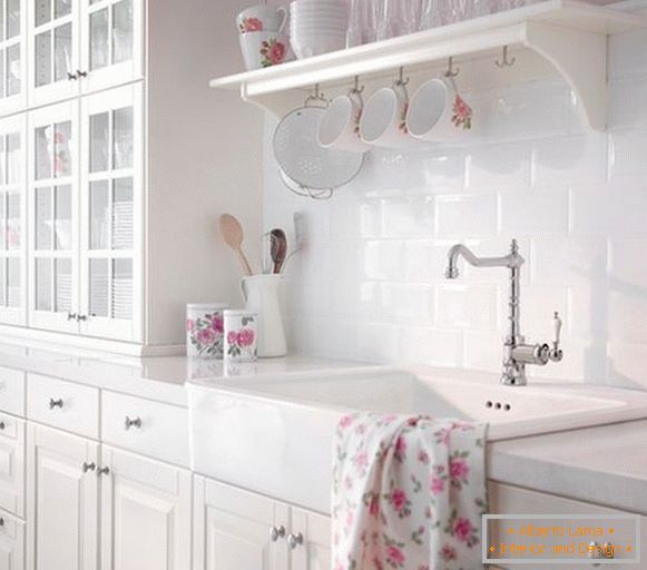 Weiß-rosa Innenraum der Küche im Stil des Shebbie-Chic