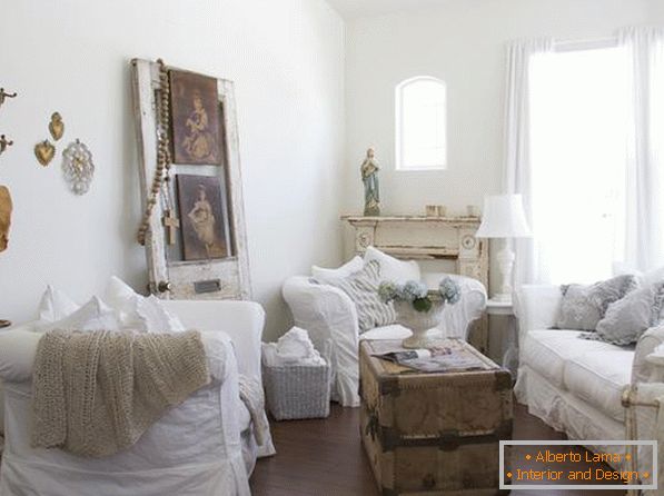 Weiße Abdeckungen auf Polstermöbeln werden Ihr Interieur verschönern