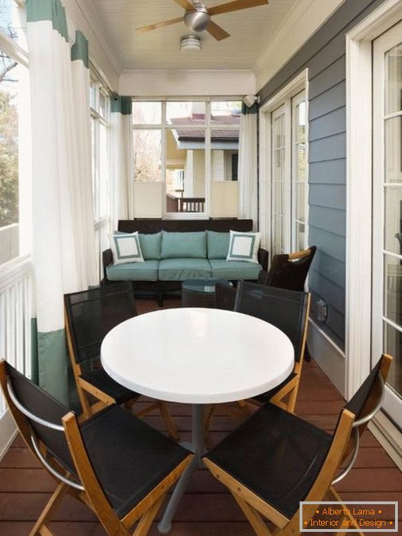 Stilvolles Design der Veranda mit Textilien und Gartenmöbeln