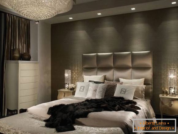 Klassischer Kronleuchter und eingebaute Lampen im Schlafzimmerdesign