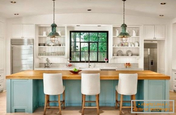 Weiße und blaue rustikale Küche