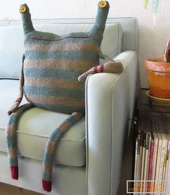 Ideen, wie man gestrickte Kissen auf dem Sofa mit Stricknadeln herstellt
