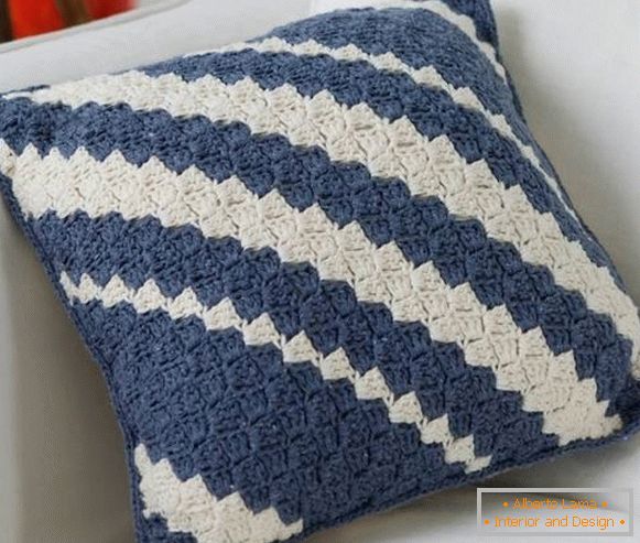 Stilvolles und modisches Design von Kissen für ein Sofa - Foto häkeln Häkeln