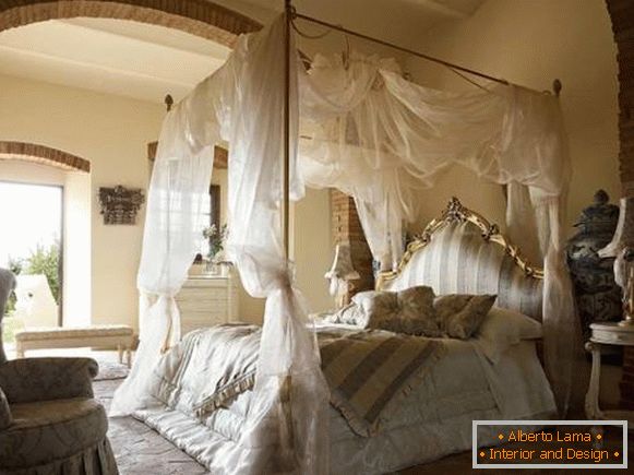 Schönes romantisches Schlafzimmer mit Himmelbett