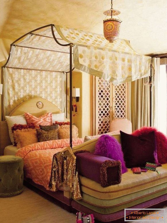 Schlafzimmer im eklektischen Stil mit Baldachin