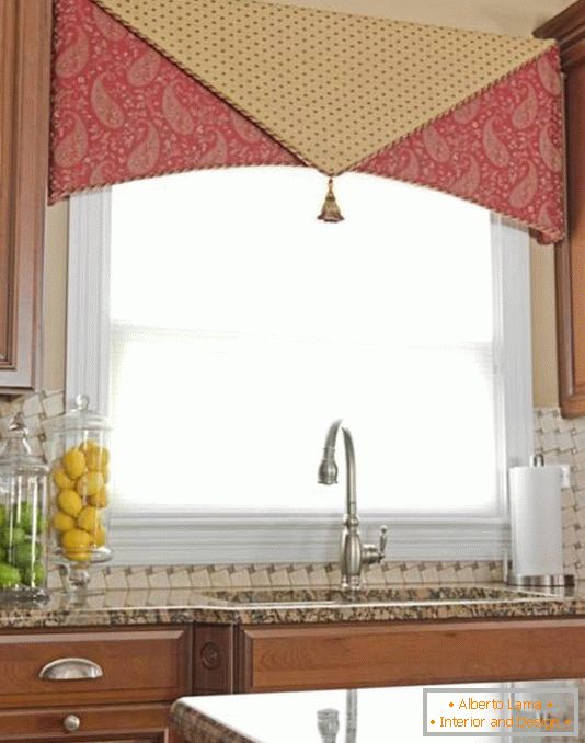 Stilvolle Fensterdekoration in der Küche mit Ihren eigenen Händen