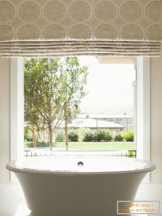 Badezimmerdesign mit großem Fenster