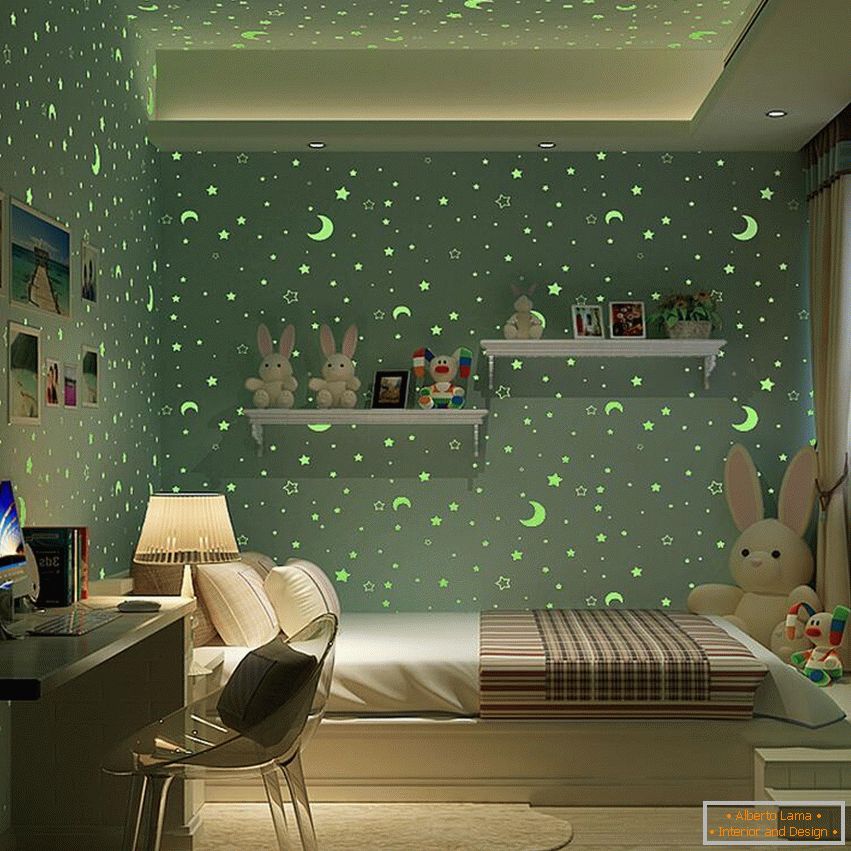 Sterne an den Wänden im Kinderzimmer