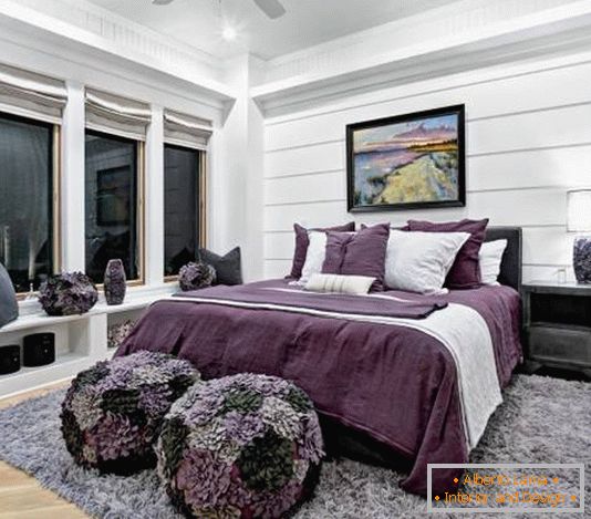 Schwarz-Weiß-Schlafzimmer mit violetten Akzenten