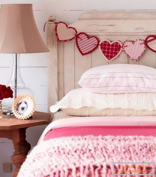 Dekoration des Bettes zum Valentinstag