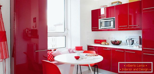 Saftiges rotes und weißes Küchendesign