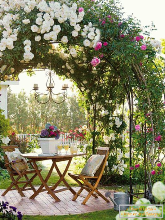Blumenpavillon auf einem privaten Grundstück