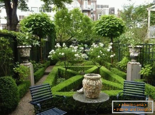 Eine kleine Terrasse mit einem unglaublichen Garten