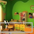 Grüne Tapete im Kinderzimmer