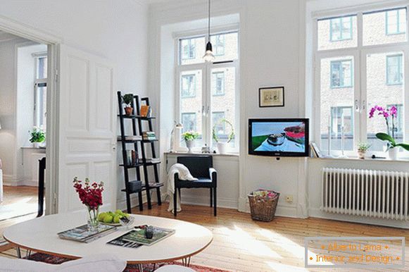 Wohnzimmer einer kleinen Wohnung in Schweden