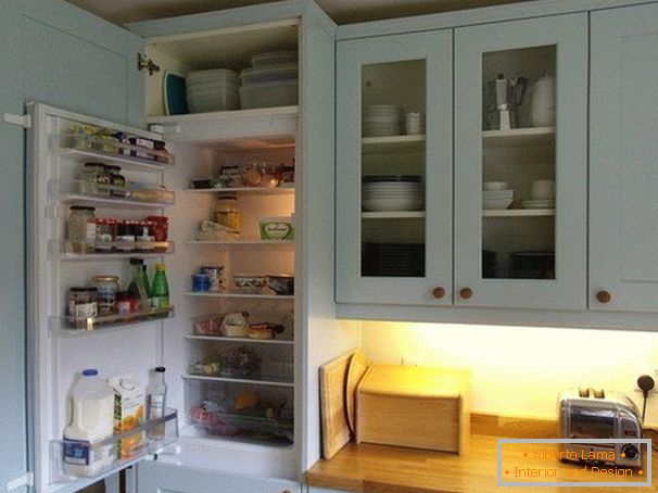 Kühlschrank in der kleinen Küche