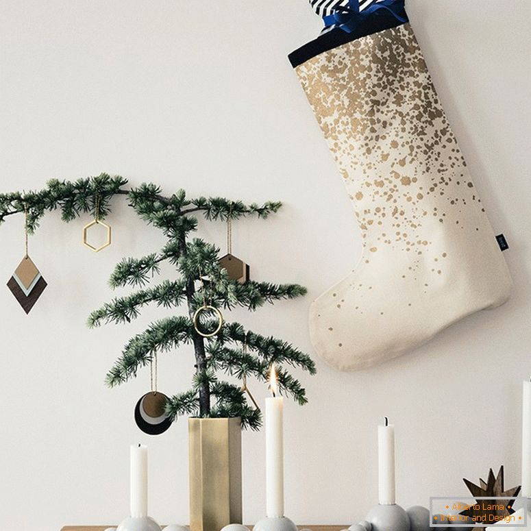 Zweig eines Weihnachtsbaumes in einer ungewöhnlichen Vase
