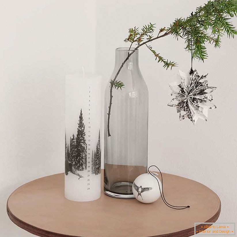 Zweig des Weihnachtsbaums in einer Glasflasche