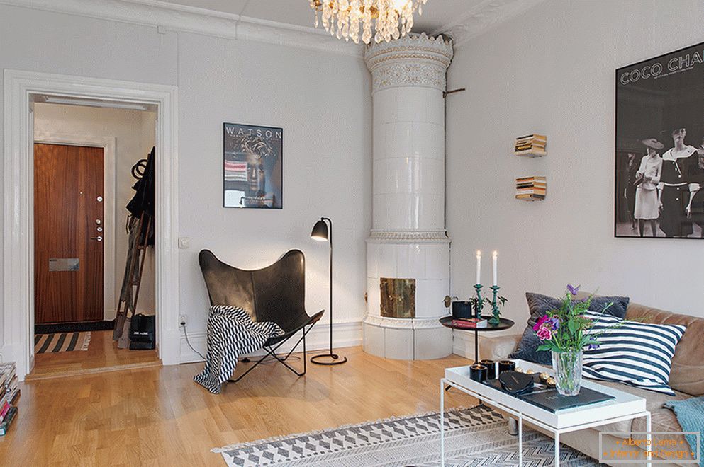 Interieur einer Zweizimmerwohnung im skandinavischen Stil in Stockholm