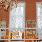 Die Kombination aus weißen Vorhängen und orangefarbenen Wänden
