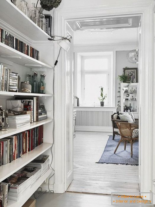 Ein kleiner Flur mit einer Bibliothek im skandinavischen Stil